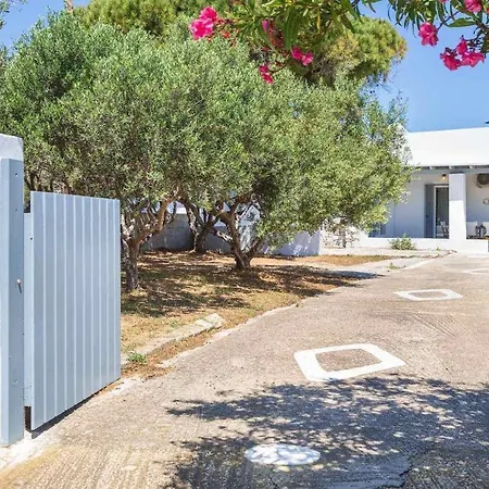 Traditional Island Escape by ΜΡS Apartamento