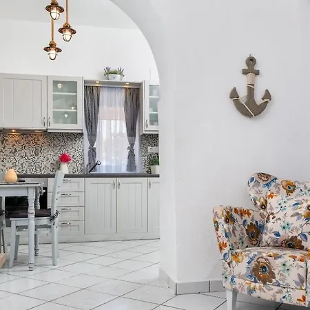 Apartment Traditional Island Escape By μρs